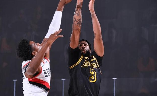 爱游戏-夺冠首场状态出色，G2观众沸腾！，穆古鲁扎重返赛场赢得满堂喝彩的简单介绍